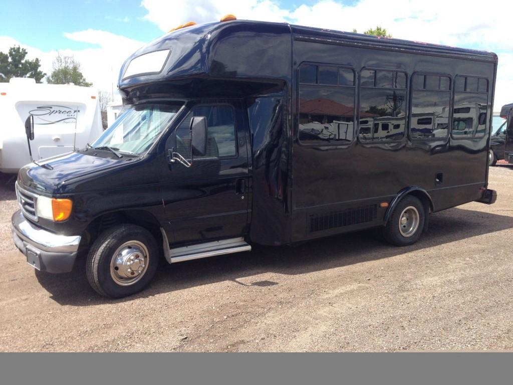 2006 Ford E-450 Super Duty – V-10 party/limo/shuttle/church bus