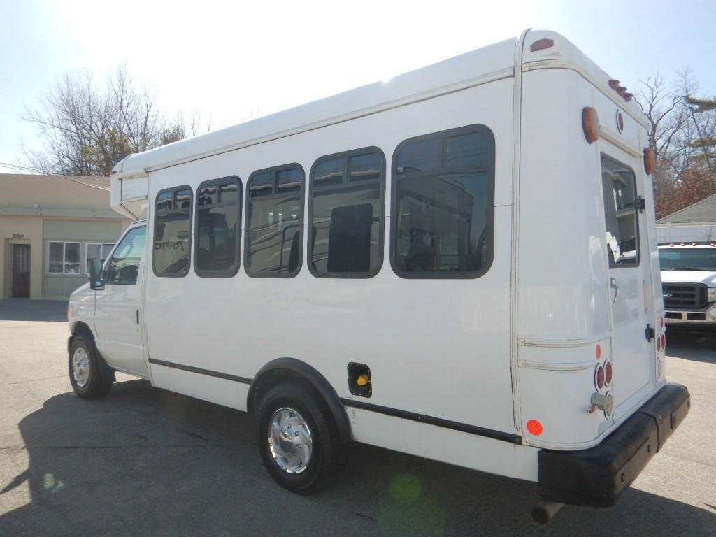 2007 Ford E-350 Single Rear Wheel 8 Passenger Shuttle Bus