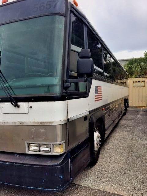 1993 MCI 102-DL3 bus
