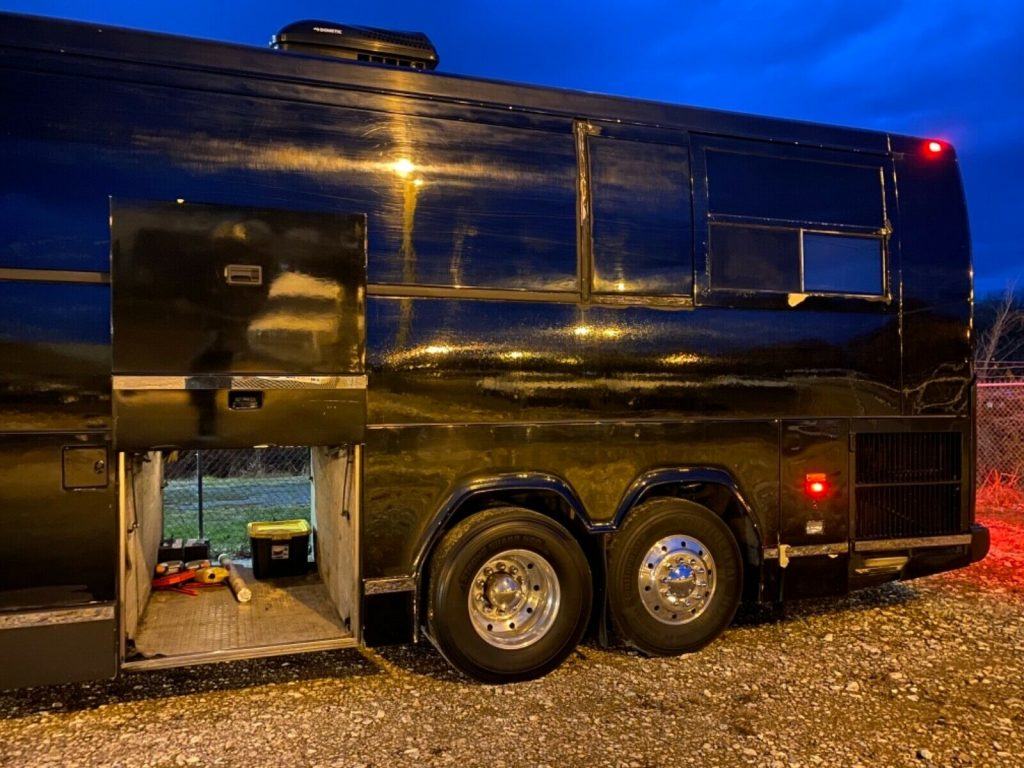 1999 Prevost H3-45 Entertainer with Shower