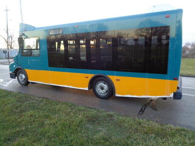 2007 Work Horse Star Trans 17 Passenger 6.6L Duramax Diesel Wheelchair Ramp Bus