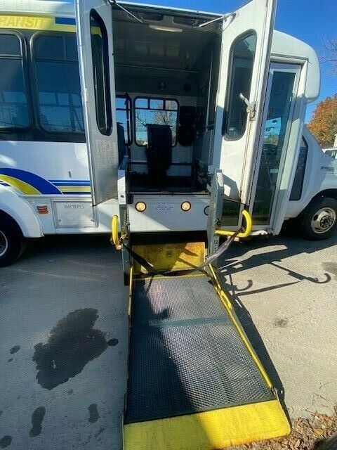 2010 Ford E450 Shuttle Bus w/ Handicap lift