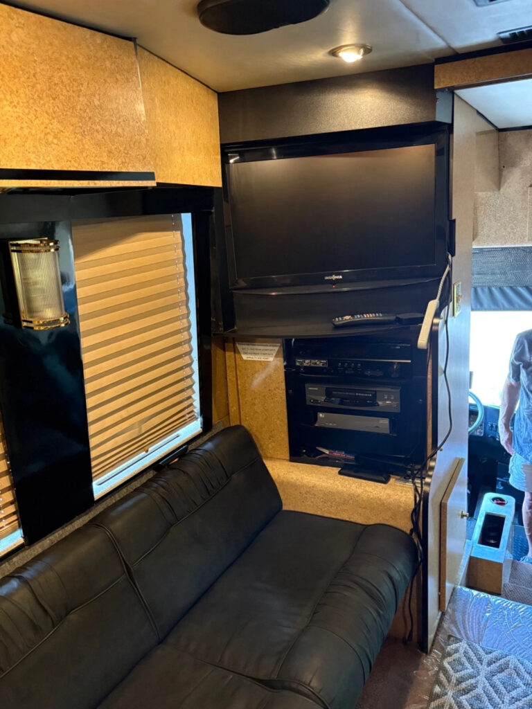 2001 Prevost H3-45 Bus Entertainer Motorhome