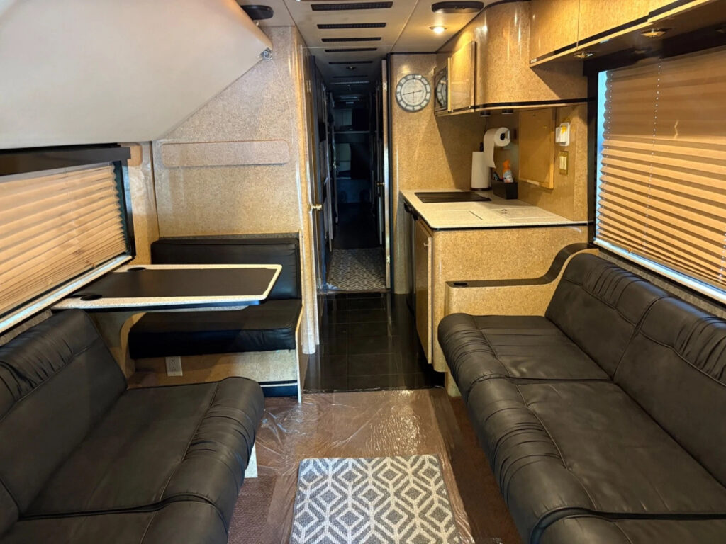 2001 Prevost H3-45 Bus Entertainer Motorhome